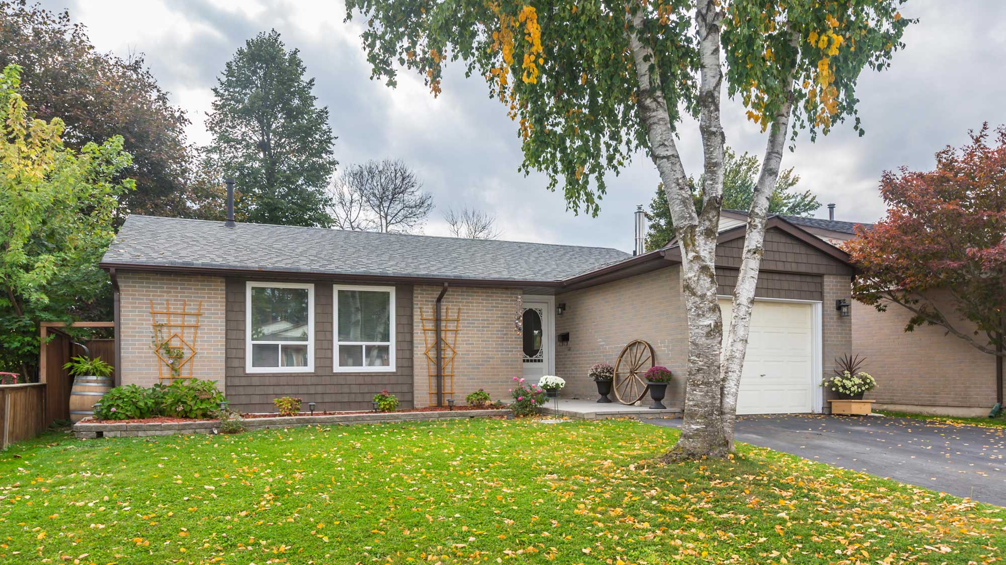 Brown brick bungalow with attached one-car garage located in Brown's Farm neighbourhood, Orangeville