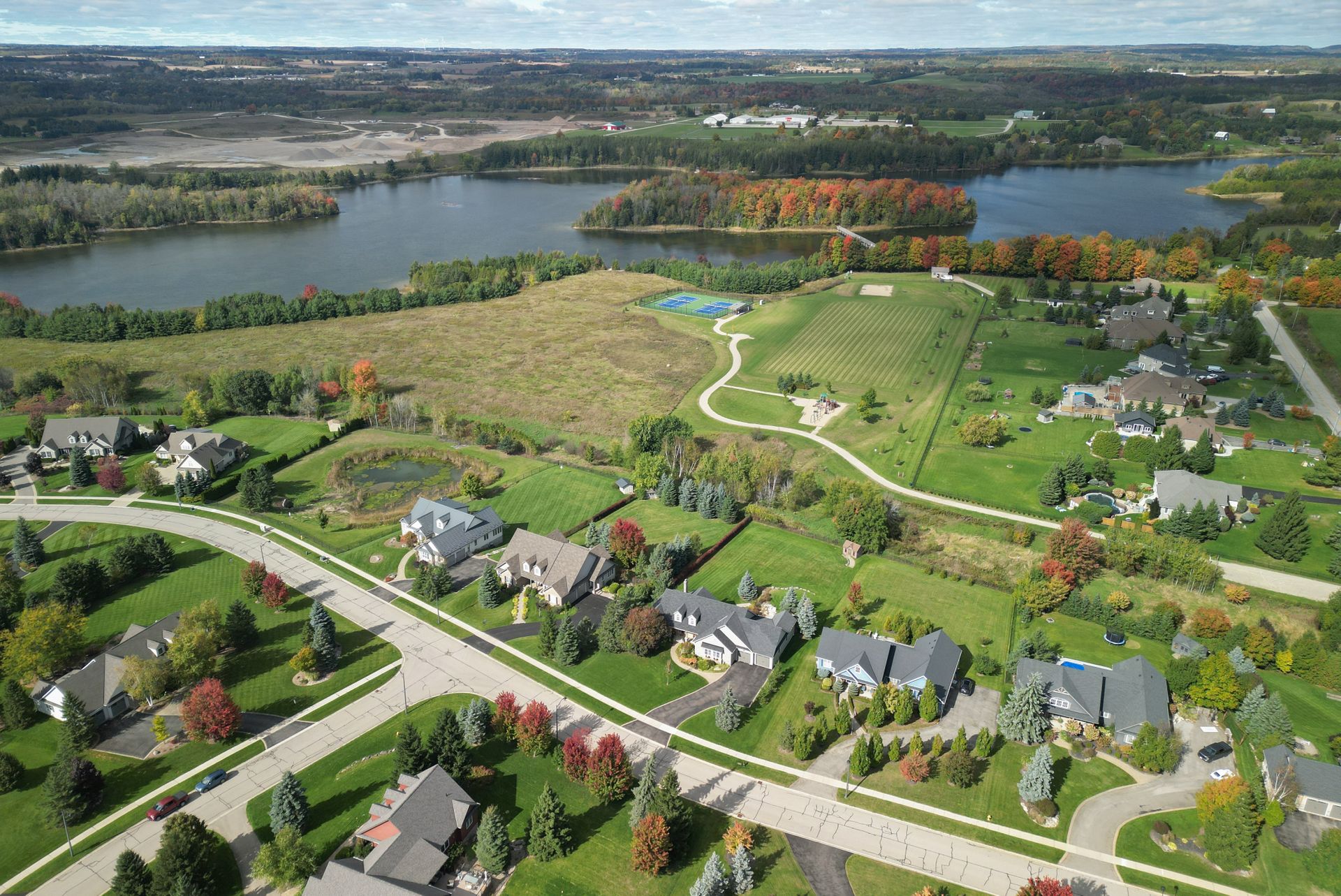 Aerial photo of the Island Lake Estates neighbourhood in Mono, showing the large lots for the homes and the close proximity to Island Lake Conservation Area 