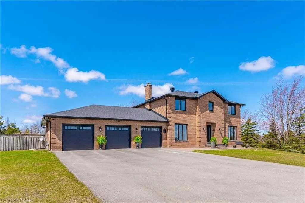 Large 2-storey home with attached 3-car garage in Garafraxa Woods, East Garafraxa