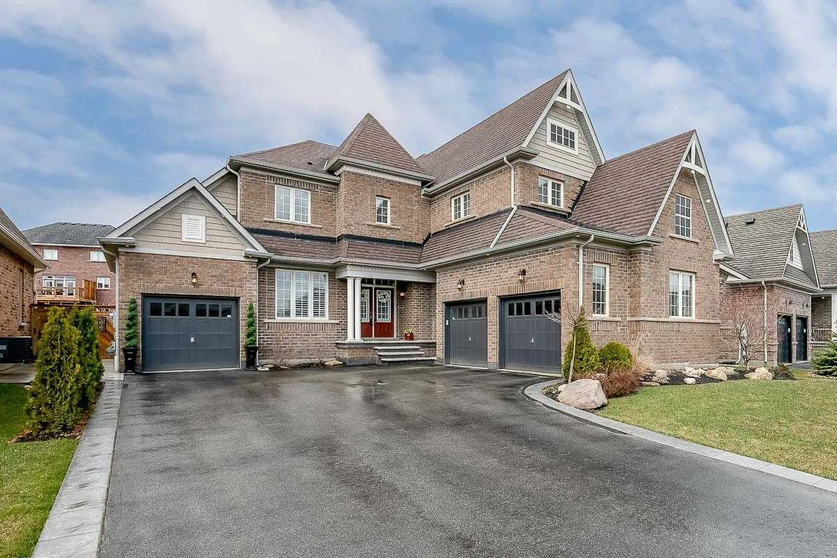 Large executive multi-level home with built-in 3-car garage in Fieldstone Executive neighbourhood, Mono