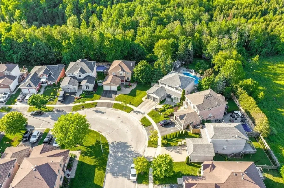 Drone image of the Lisa Marie Drive Nook area, showing large homes and properties backing on to greenspace in Orangeville