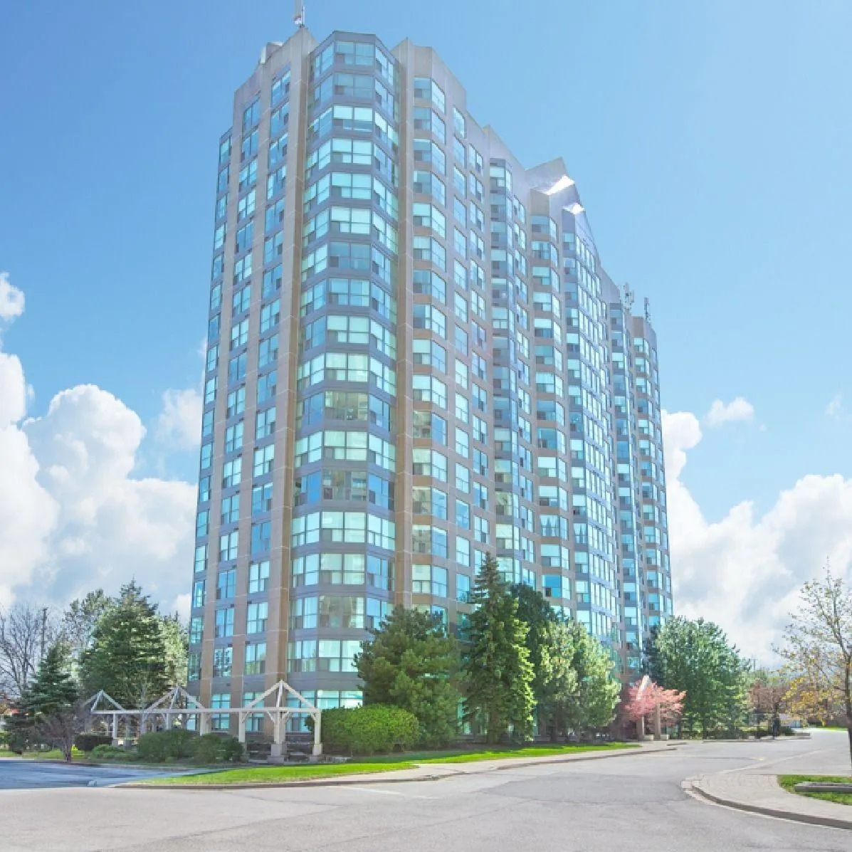 Condo building with 1 bedroom plus den located in Mississauga