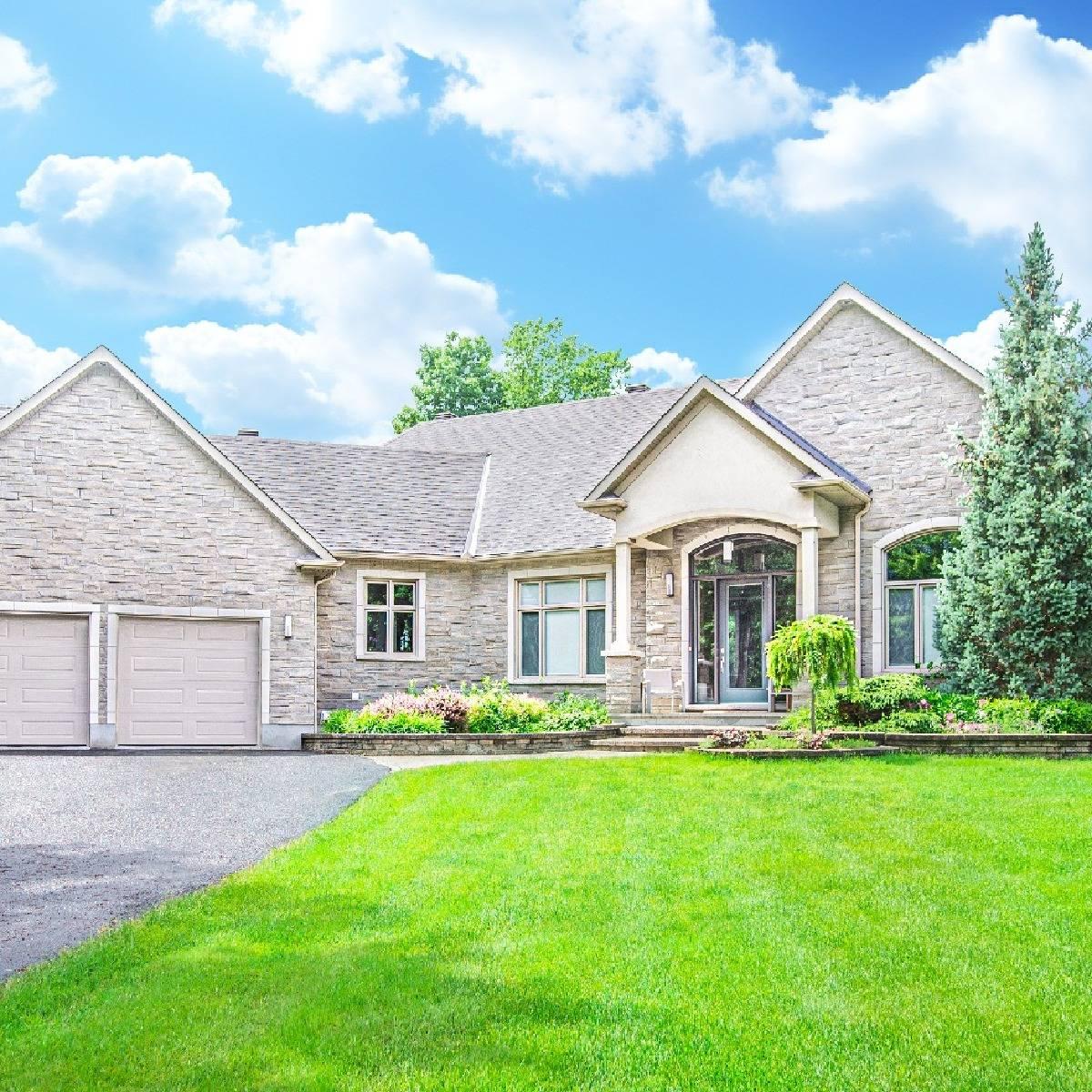 Large estate style bungalow located in Prestigious Emerald Links Estates in Ottawa