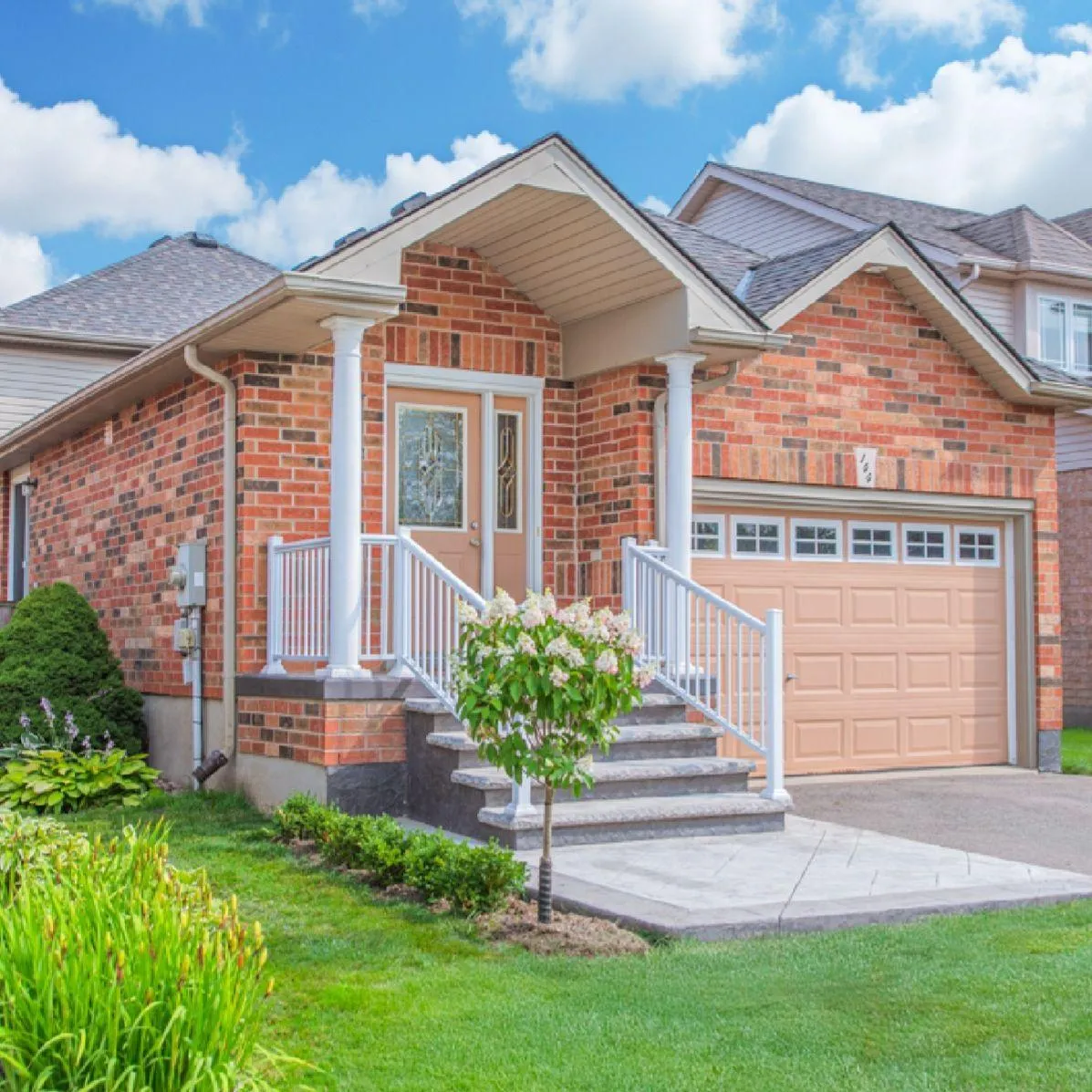 Orange brick 3-level backsplit home in Montgomery Village located in Orangeville