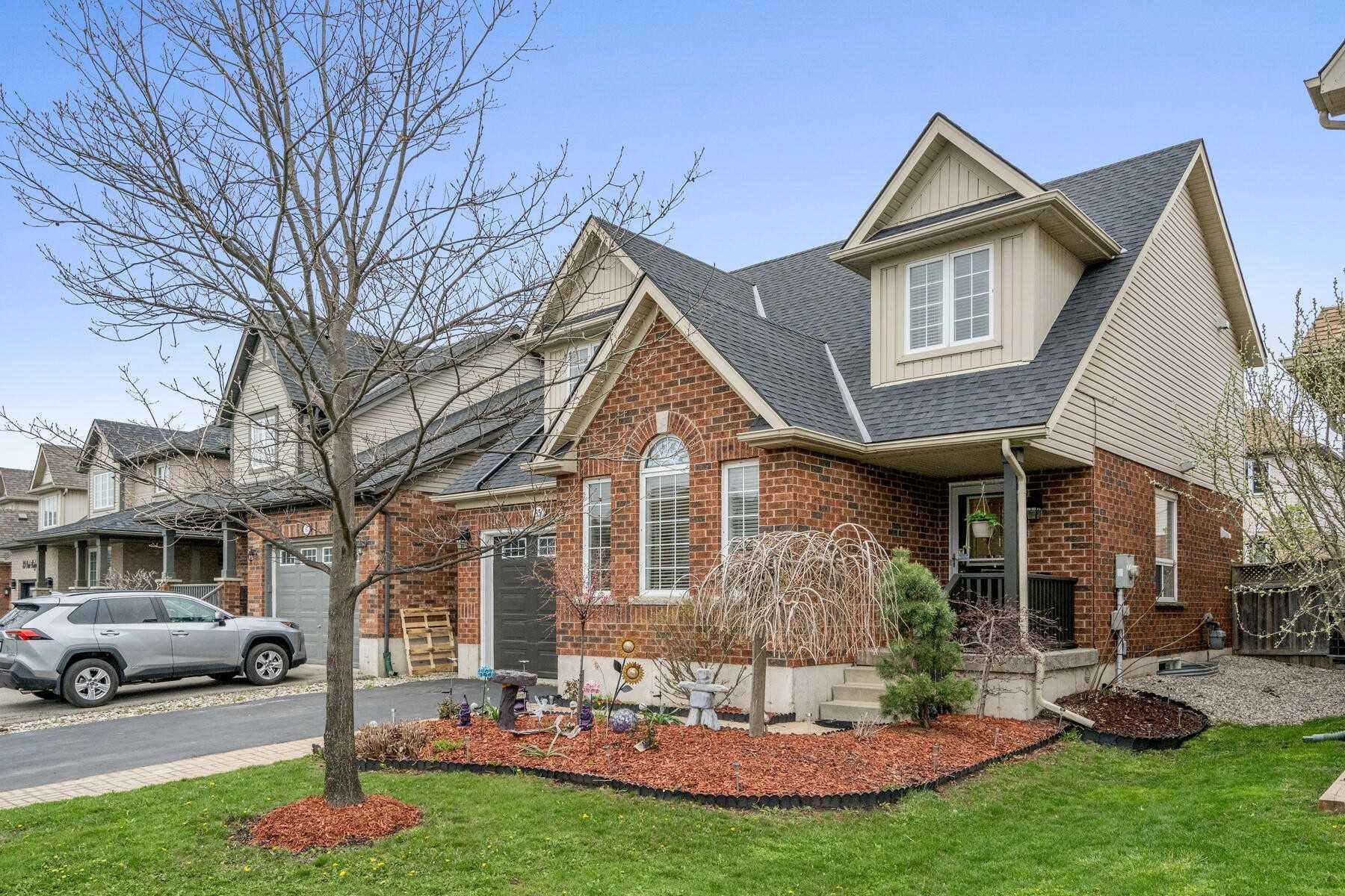 Detached brick and siding split level home with attached garage located in the Sunvale on the Hill neighbourhood in Orangeville