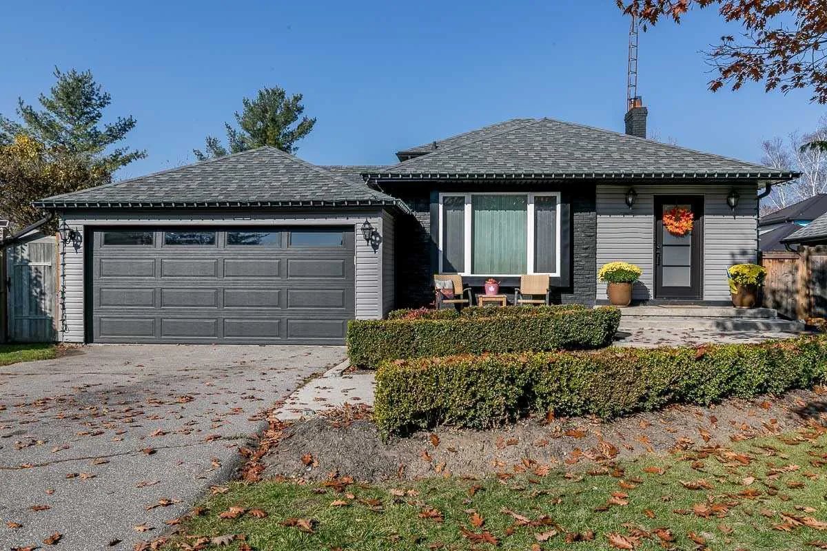 Detached backsplit with attached 2-car garage located in Palgrave, Ontario