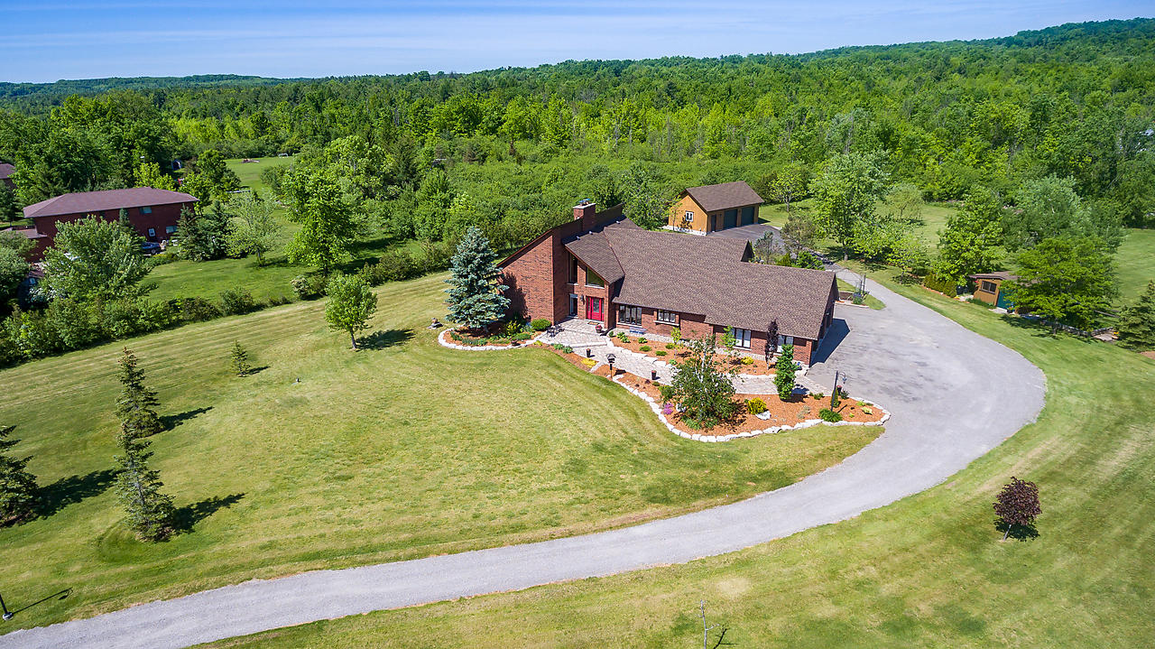 Large estate home with spacious property located in Cheltenham, Ontario