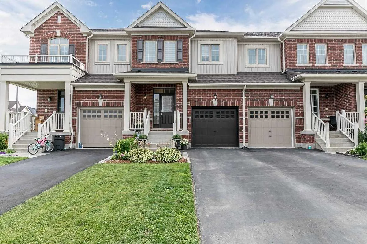 Row of townhomes located in Tottenham, Ontario