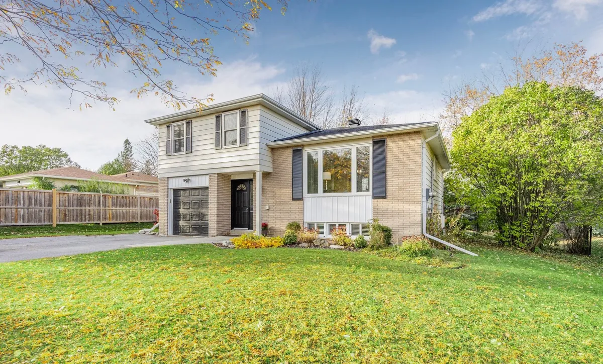 Sidesplit home with built-in garage located in Rosemont within Mulmur Township