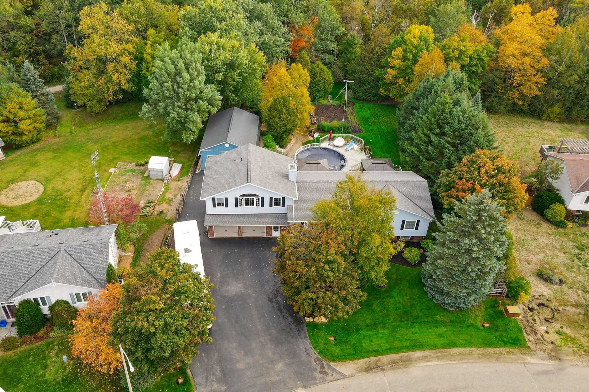 An image of one of the estate homes on a large property located in the Orton area of Erin