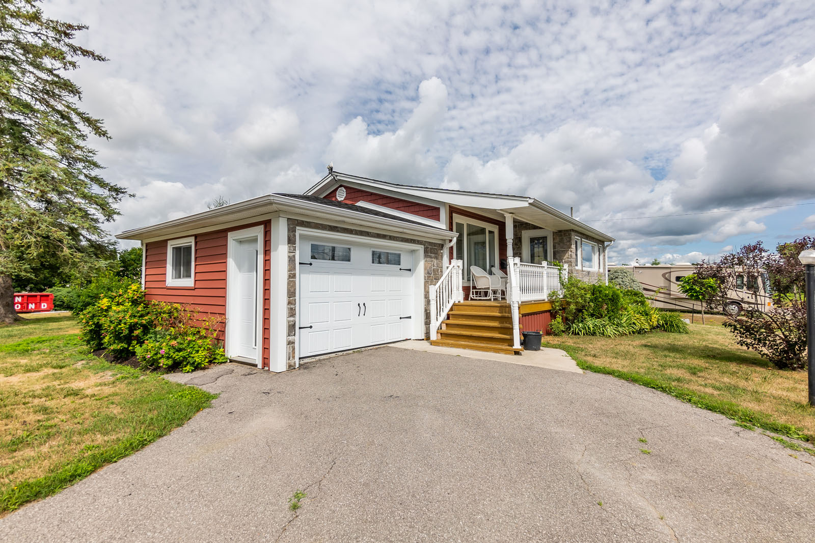 An image of one of the homes located in Pleasant View Park in Kawartha Lakes