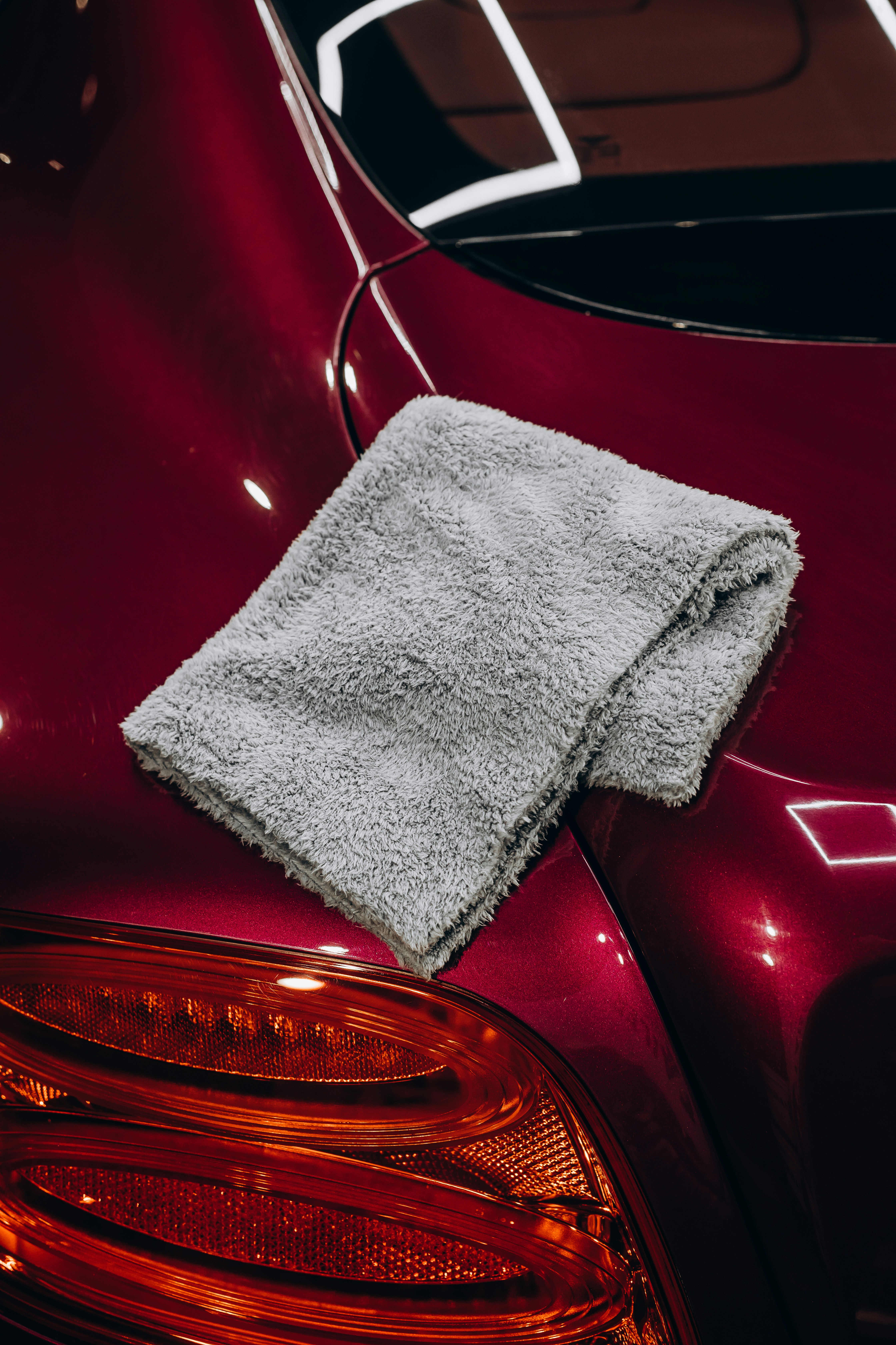 Weißen Fahrzeug mit Keramikversiegleung und bunten Farben auf der Oberfläche