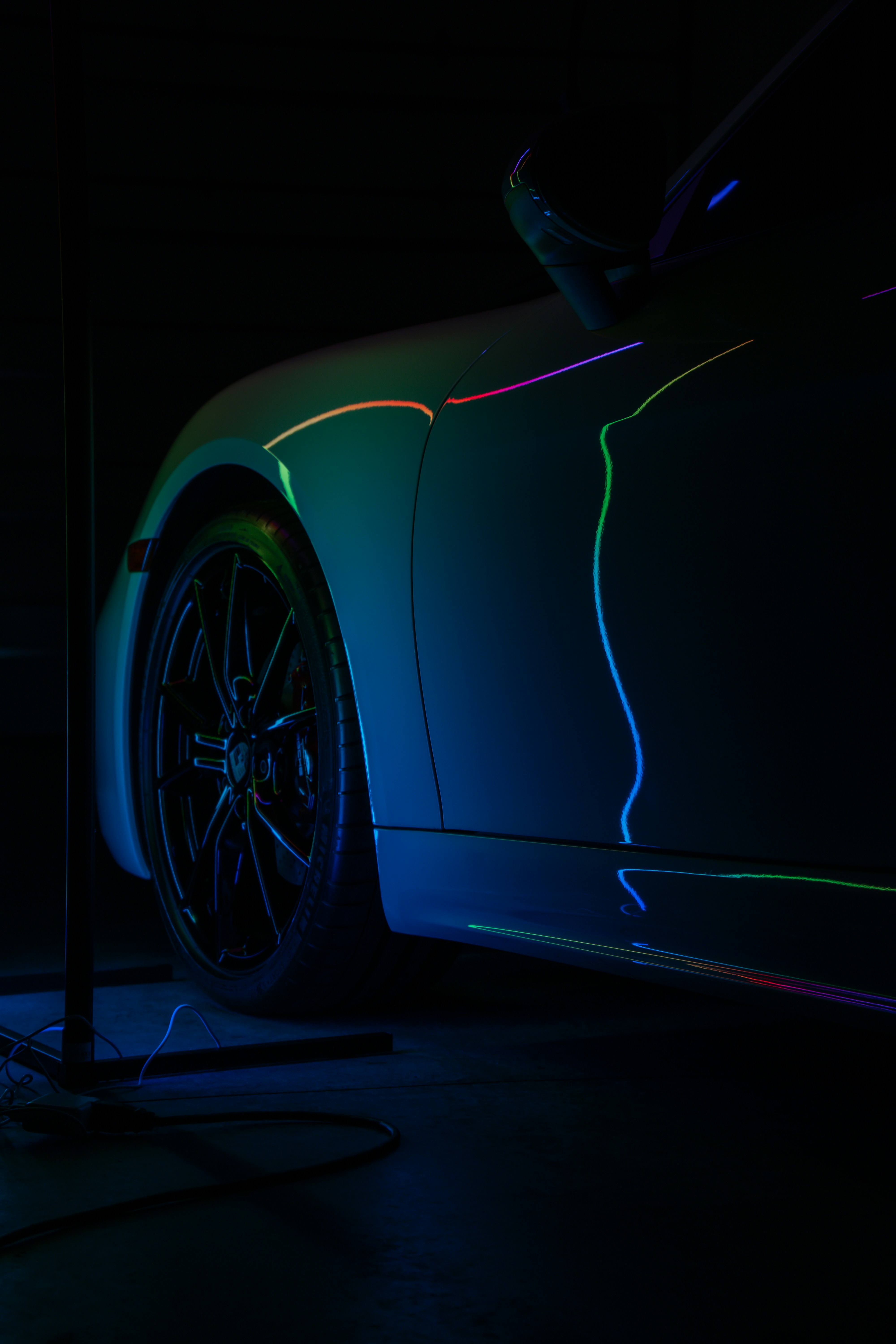 Weißen Fahrzeug mit Keramikversiegleung und bunten Farben auf der Oberfläche