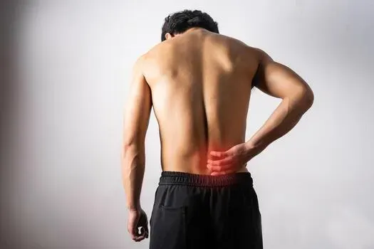 active adult age 30-50 in Fort Lauderdale with chronic and recurring back pain in 