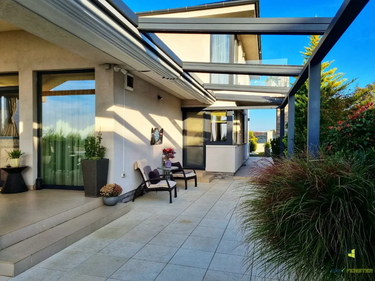 Clădire modernă cu fațadă de sticlă și cărămidă, Hotel Sky.