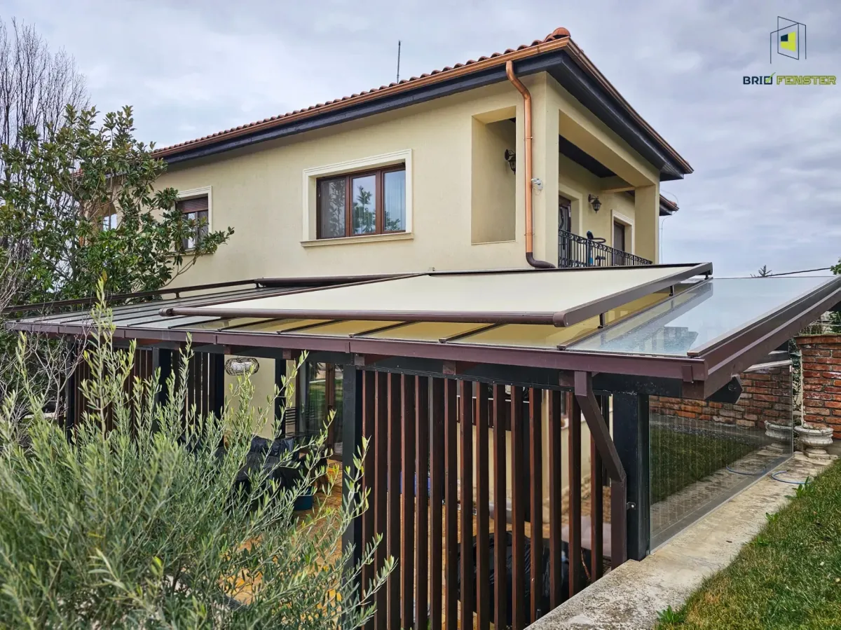 Pergolă modernă cu acoperiș retractabil și sistem de umbrire integrat pentru terasă.