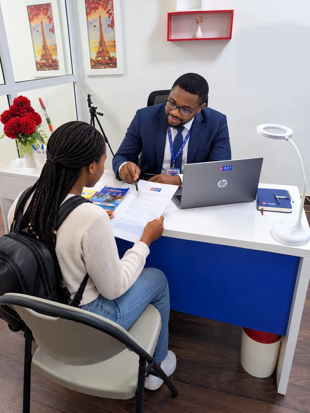 Conseillers AVICENTER souriants et disponibles pour l'accompagnement étudiant