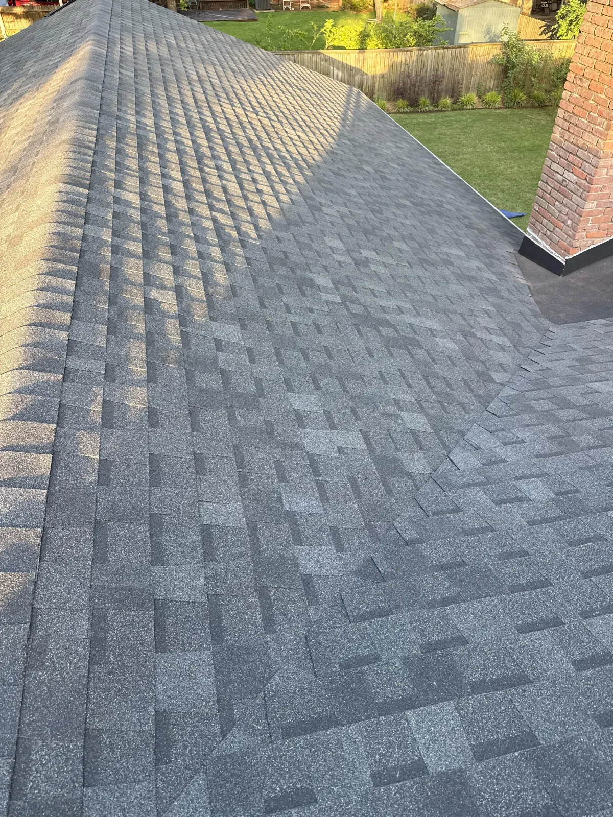 A roof hat shows the shingles well installed.