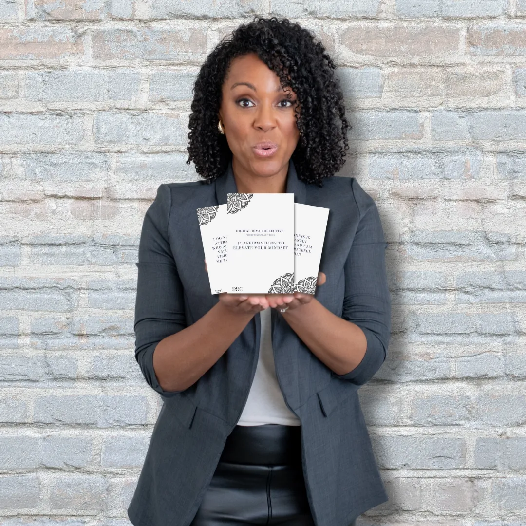 Mayra Hoy holding custom affirmation cards for business women, offered as a free gift for joining The Reign Report newsletter.