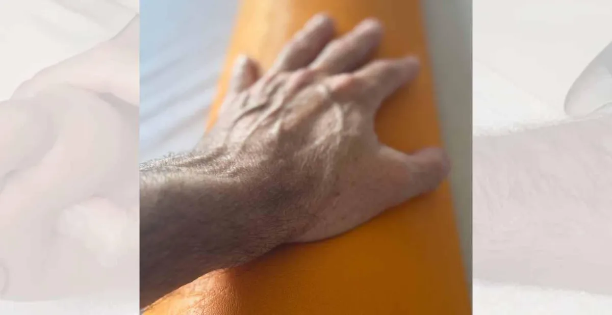 Biokinematische Behandlung — Hände an der Behandlungsbank