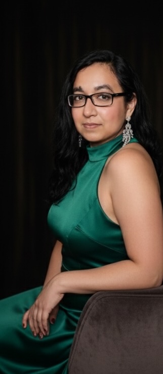 Portrait of podcast host Veena Ramaswamy