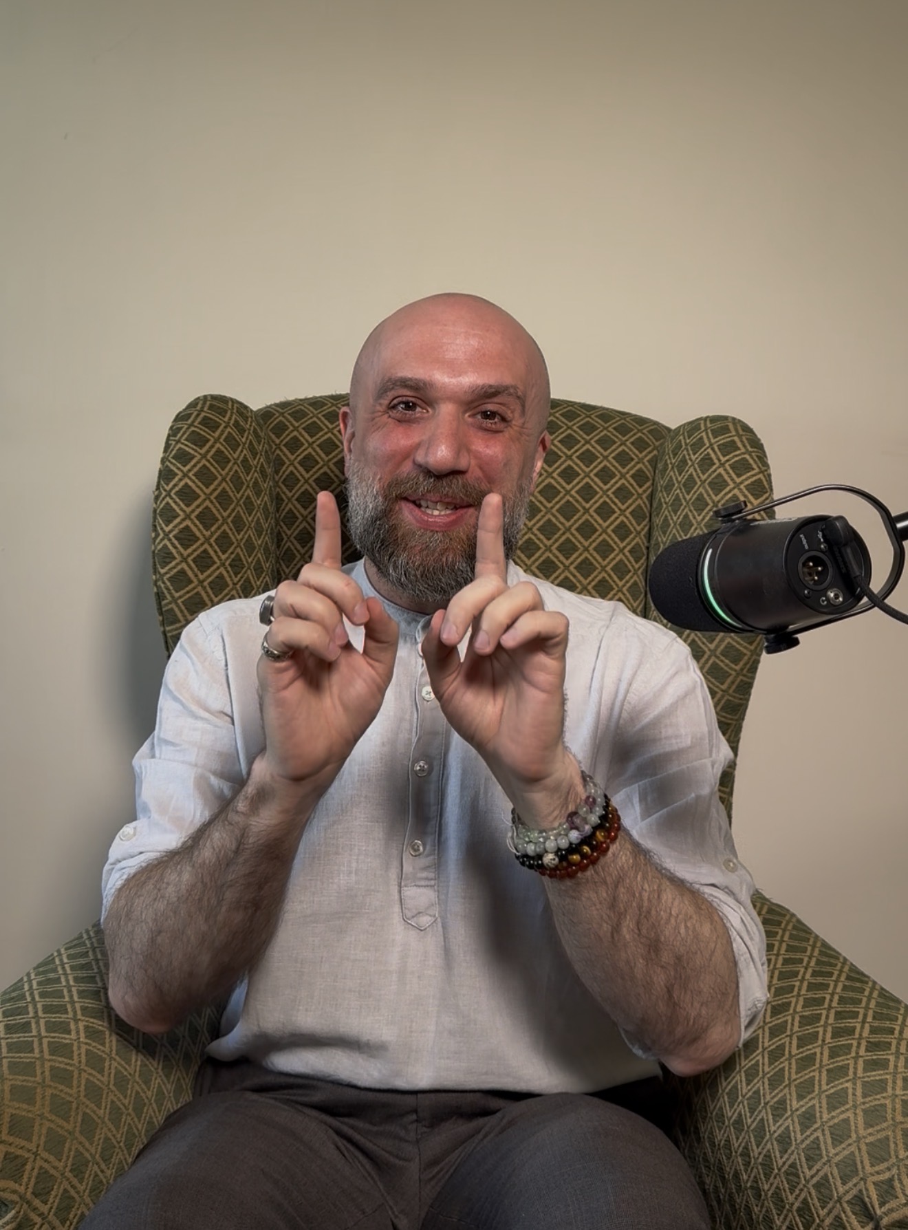 lastair Ballentyne pointing upwards while teaching about timeline shifts and subconscious belief change