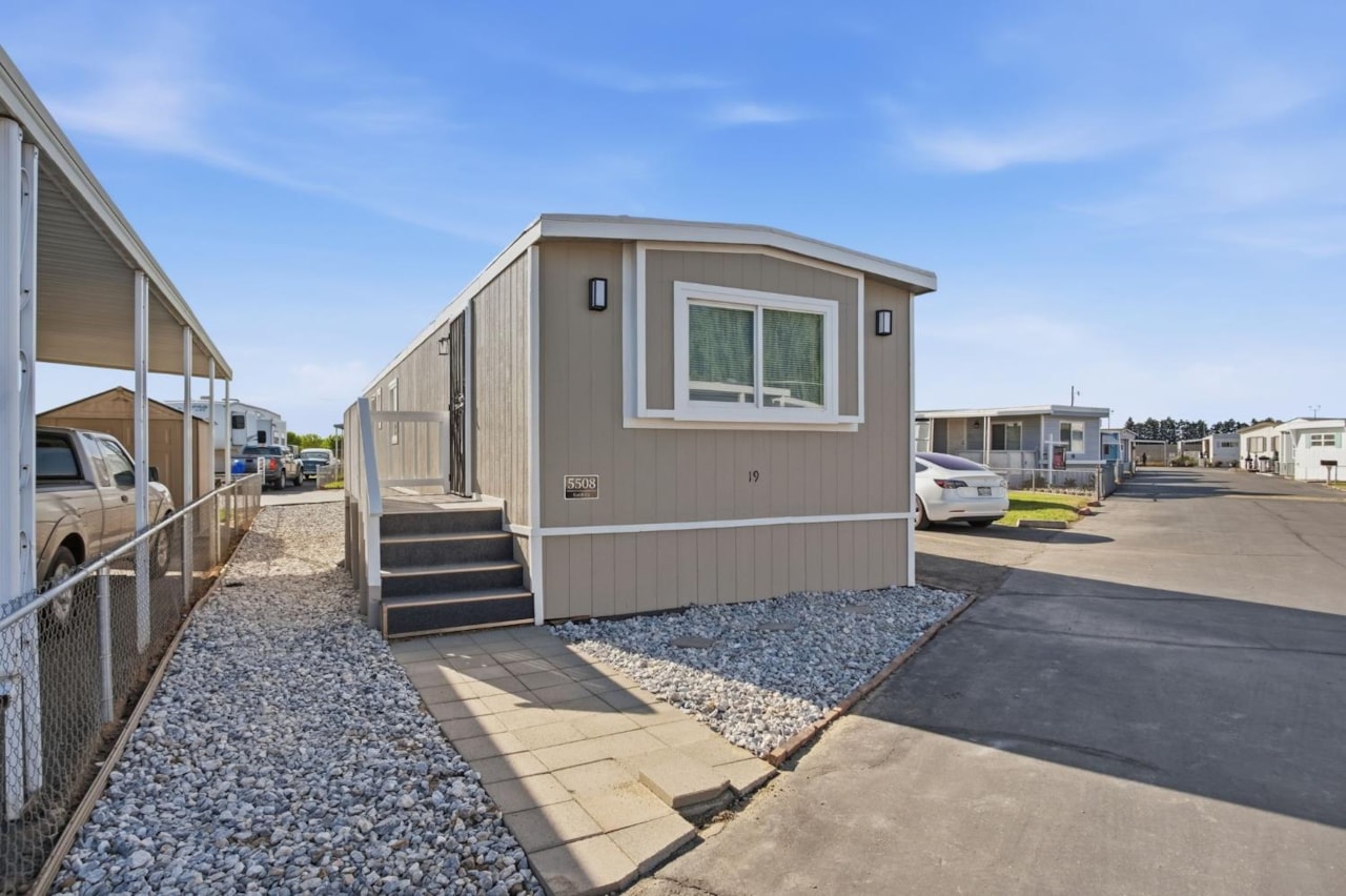 Turlock Concrete builds concrete driveway