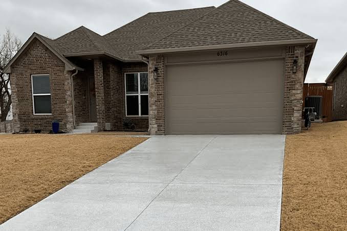 Muskogee Concrete builds and installs pool deck.