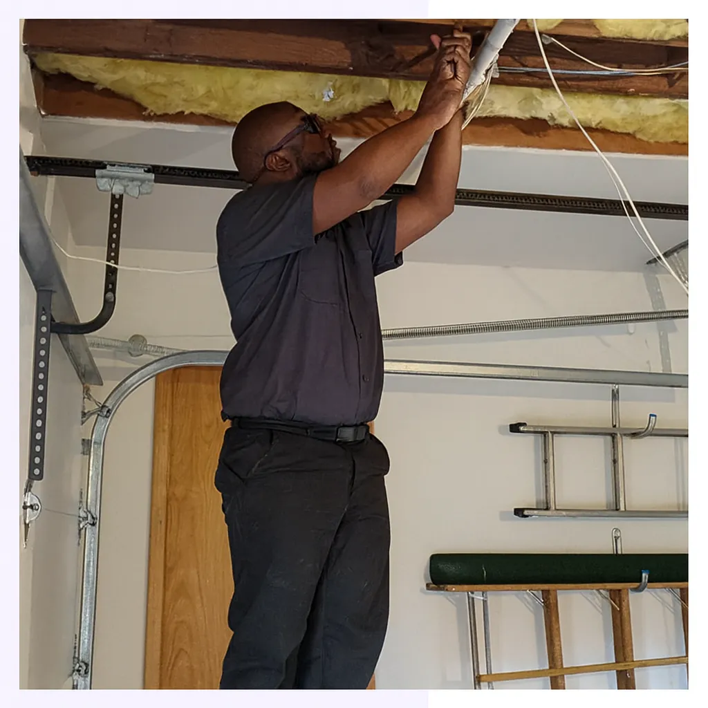 A bunch of tools are hanging on a wall