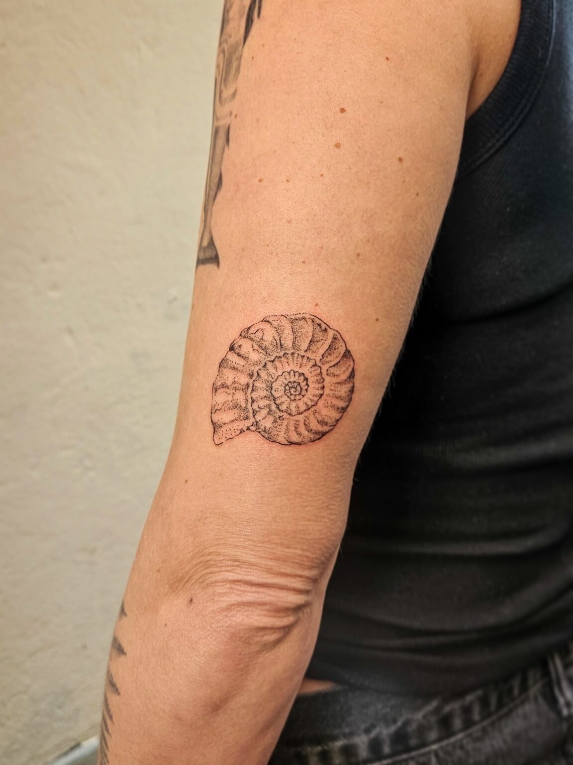 Handpoke tattoo op de arm bij Isaan Tattoo Studio Nijmegen