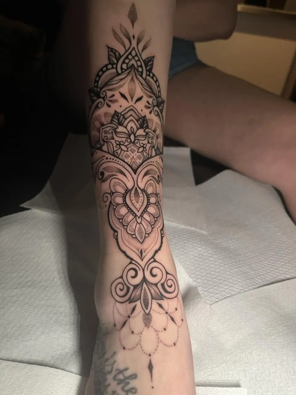 Ornamental tattoo op de arm bij Isaan Tattoo Studio Nijmegen