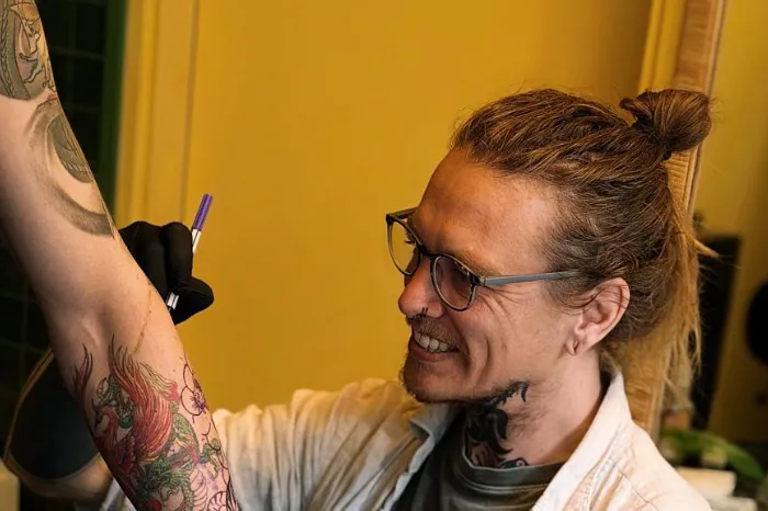 Jord, color en Japanese tattoo artist bij Isaan Tattoo Studio Nijmegen