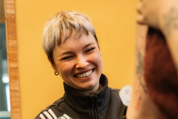 Dieke, handpoke en fine line tattoo artist bij Isaan Tattoo Studio Nijmegen