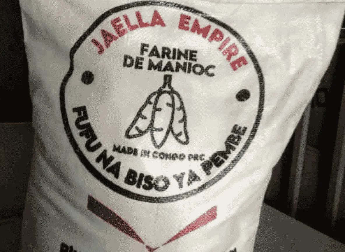 Farine de manioc naturelle dans un bol en bois