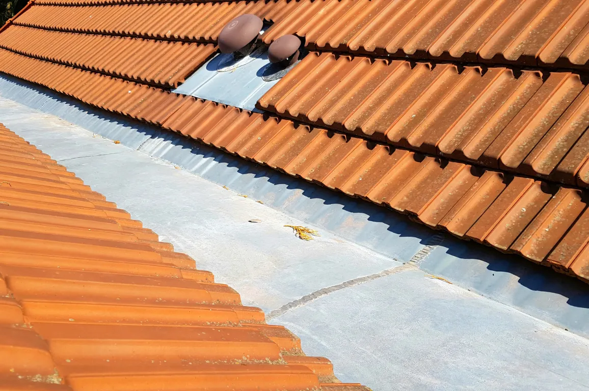 Installation de gouttières et travaux de zinguerie sur toiture à Beauvais