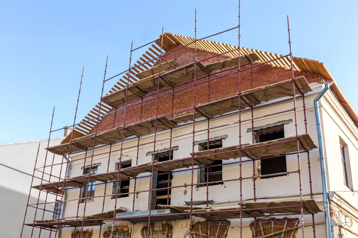 Travaux de ravalement de façade à Beauvais avec enduit projeté sur échafaudage