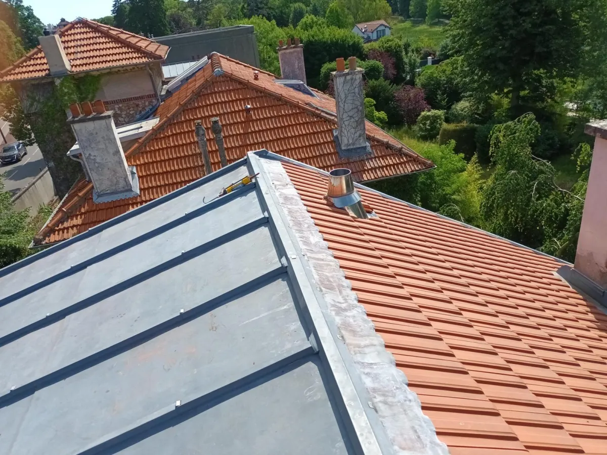 Entreprise couverture Beauvais : comment prévenir les infiltrations pendant la saison des pluies ?