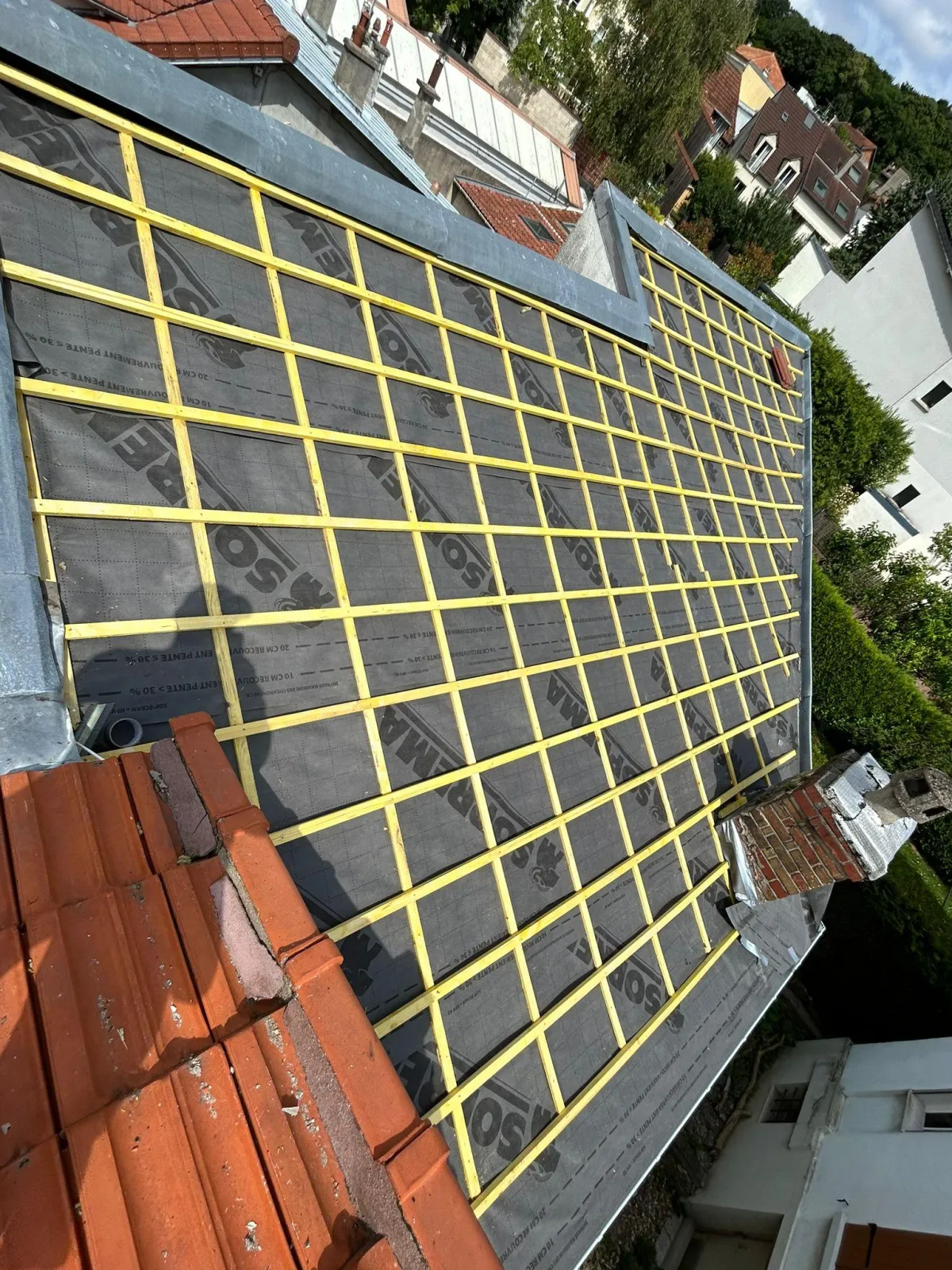 Pourquoi faire appel à un couvreur professionnel à Beauvais plutôt que réaliser les travaux soi-même ?