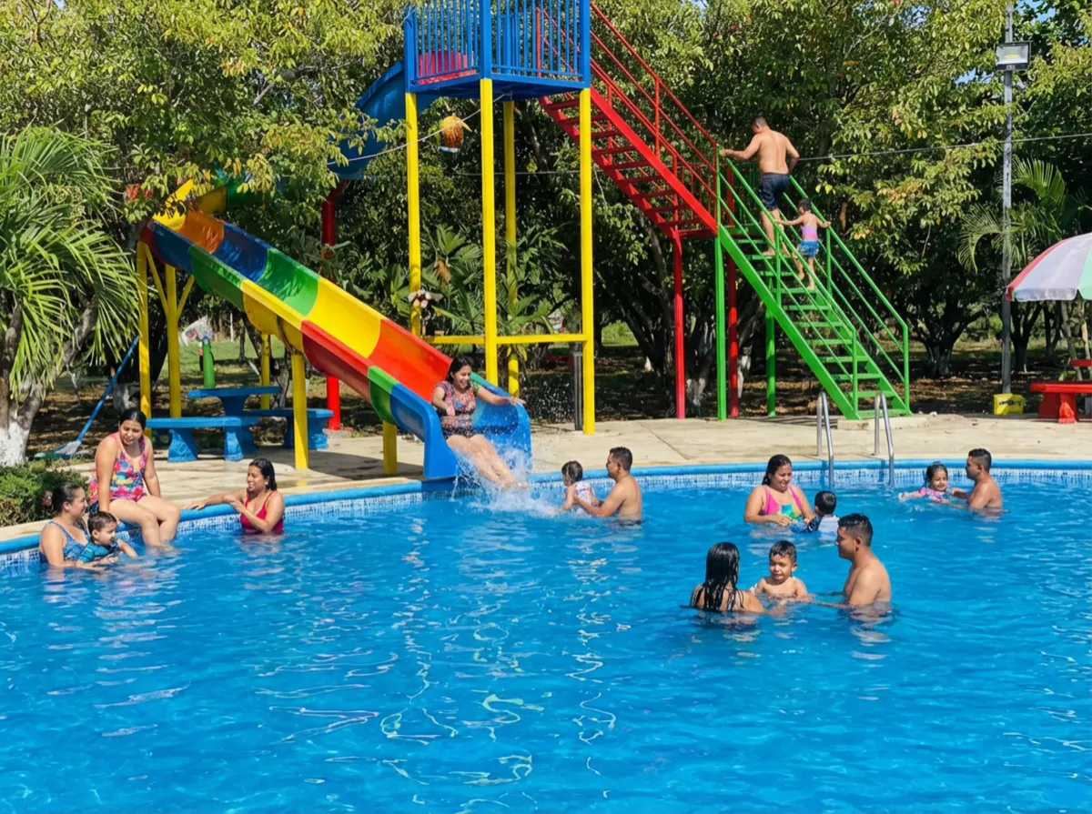 Piscina y torre de toboganes de Gold Fruit Centro Turístico