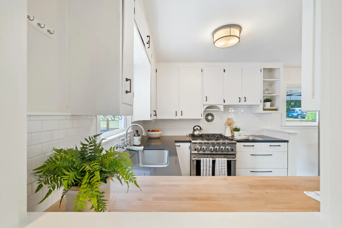 Example of a Peninsula kitchen design layout