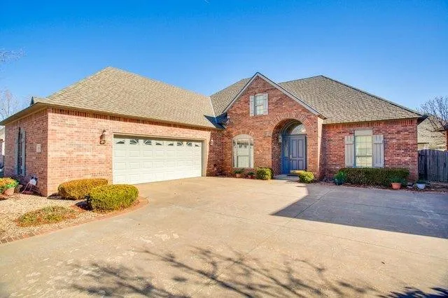 Enid Concrete builds and installs Driveway and Pathway