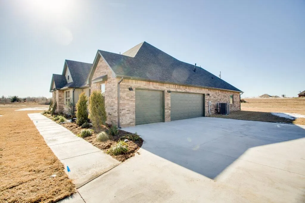 Enid Concrete builds and installs driveways.