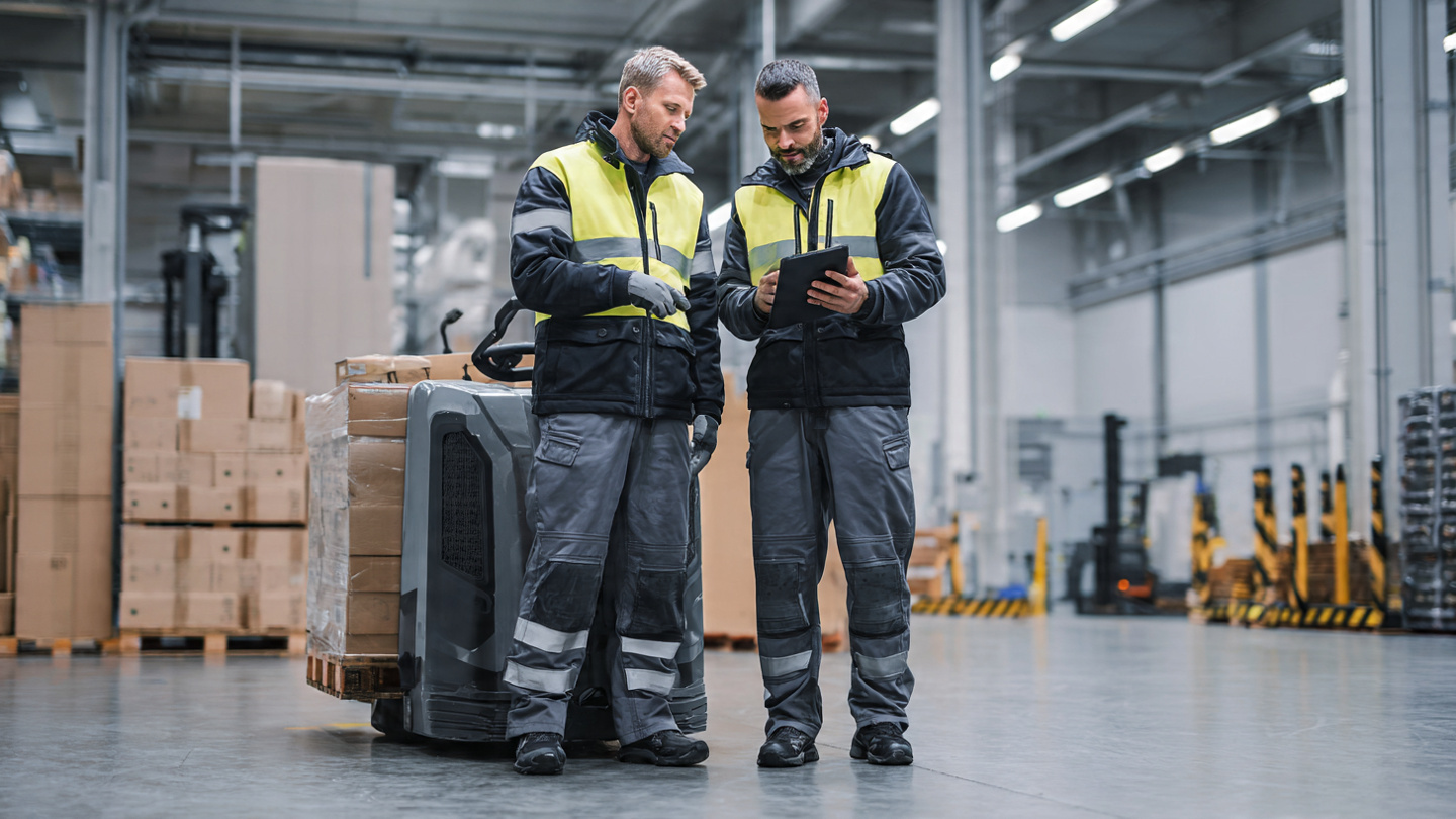 Ropa de trabajo reforzada para equipos de operación y bodega, con pantalones técnicos, overoles y chaquetas industriales de alta resistencia.