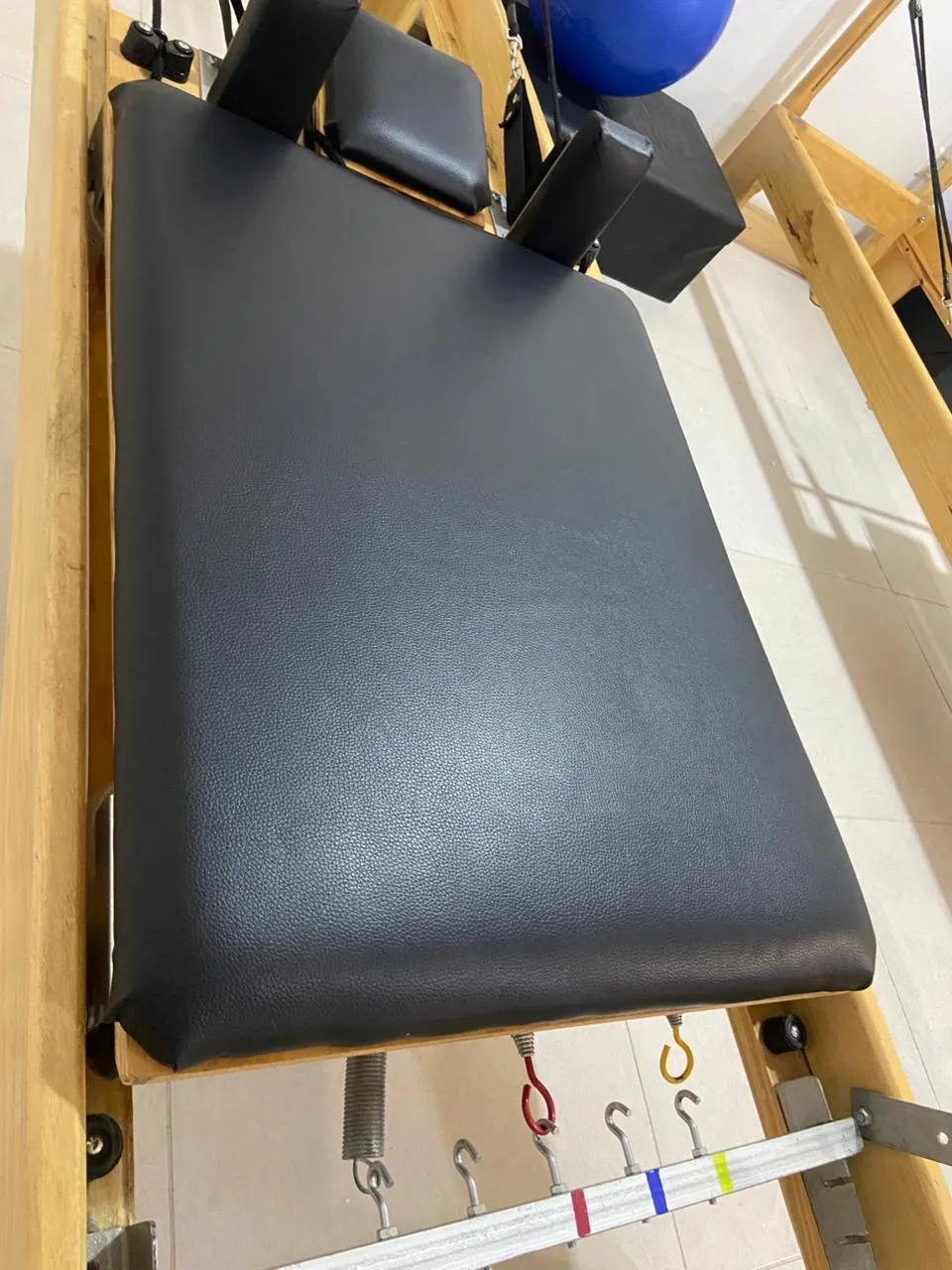 Detalle de reformer de Pilates artesanal