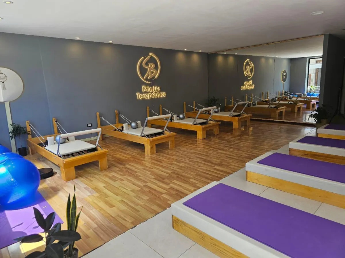 Vista general del estudio con reformers y cajas