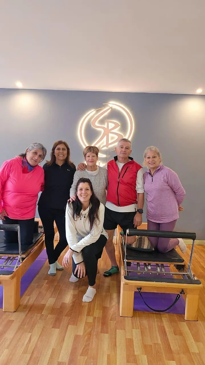 Alumna usando caja de Pilates artesanal