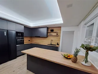 Moderna crno smeđa drvena kuhinja Varaždin