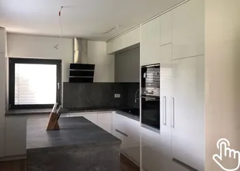 Moderna bijela kuhinja po mjeri s tamnom radnom površinom i kuhinjskim otokom