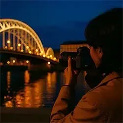 Photographe capturant les lumières de Granville illuminée lors d'un stage photo de nuit