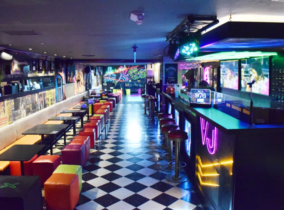 Interior de Full 80s con luces neón y ambiente retro